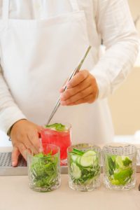 Bartender της Zafiris Catering με cocktails σε εταιρική εκδήλωση