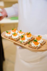 Finger food με σολομό για εταιρικό catering Longchamp