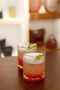Signature cocktails με φρέσκα μυρωδικά από τη Zafiris Catering